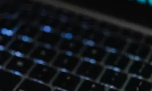 Jak grać w kryptowaluty: proste kroki, strategie i bezpieczeństwo dla początkujących